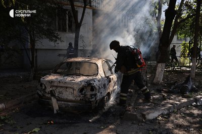 Рятувальник гасить машину після артилерійського обстрілу у Центральному районі Херсона, 26 вересня 2025 року. Біля будинку загинула жінка Рятувальник гасить машину після артилерійського обстрілу у Центральному районі Херсона, 26 вересня 2025 року. Біля будинку загинула жінка