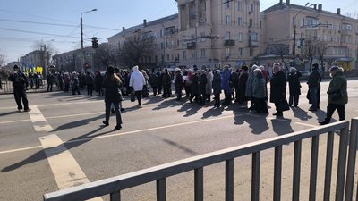 "Дві тисячі за опалення, а його нема десь півтора місяця". У Кривому Розі люди вийшли на мітинг через відсутність тепла "Дві тисячі за опалення, а його нема десь півтора місяця". У Кривому Розі люди вийшли на мітинг через відсутність тепла