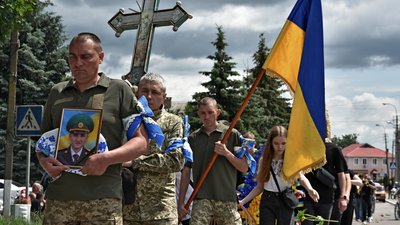 На Чернігівщині поховали двох захисників: Віталія Єременка та Володимира Пустовойта На Чернігівщині поховали двох захисників: Віталія Єременка та Володимира Пустовойта