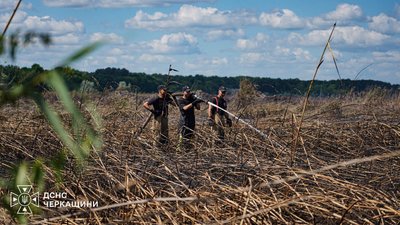 Працюють третю добу: на Черкащині горить очерет та торфʼяний ґрунт Працюють третю добу: на Черкащині горить очерет та торфʼяний ґрунт