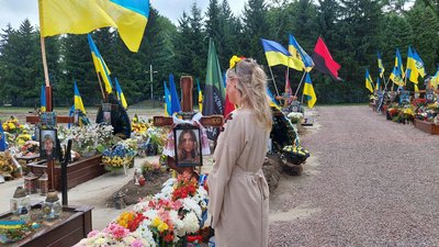 Марлен Маас на могилі Ірини Цибух у Львові Марлен Маас на могилі Ірини Цибух у Львові