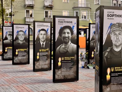 24 портрети загиблих військових встановили в центрі Рівного 24 портрети загиблих військових встановили в центрі Рівного