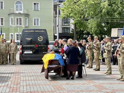 Загинули на Донеччині: з військовими Дмитром Шевельовим та Віктором Романюком попрощалися у Рівному Загинули на Донеччині: з військовими Дмитром Шевельовим та Віктором Романюком попрощалися у Рівному