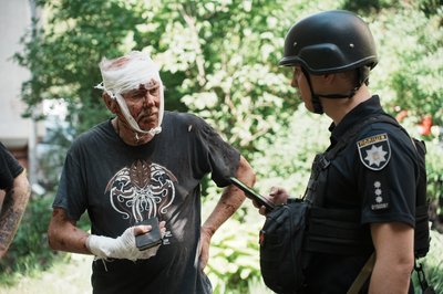 Поранений чоловік на місці ракетного удару у Немишлянському районі Харкова Поранений чоловік на місці ракетного удару у Немишлянському районі Харкова