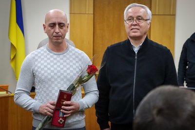 Родинам загиблих бійців Нацгвардії вручили їхні ордена "За мужність" Родинам загиблих бійців Нацгвардії вручили їхні ордена "За мужність"