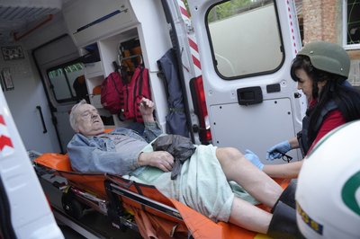 Медики надають допомогу людям, які постраждали у Холодногірському районі Харкова після влучання КАБ у будинок вдосіта 20 червня 2026 року Медики надають допомогу людям, які постраждали у Холодногірському районі Харкова після влучання КАБ у будинок вдосіта 20 червня 2026 року