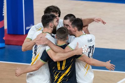 Збірна України з волейболу святкує виграний розіграш у матчі з Італією Збірна України з волейболу святкує виграний розіграш у матчі з Італією