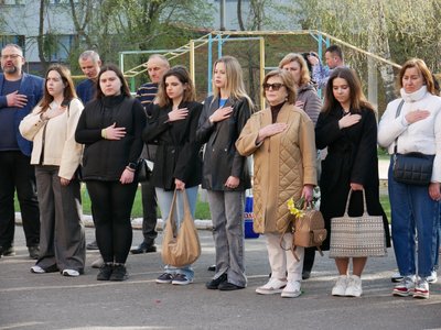 Меморіальну дошку загиблому на війні кінооператору, сину поетеси Вікторії Самчук, Олесю Самчуку відкрили у Рівному Меморіальну дошку загиблому на війні кінооператору, сину поетеси Вікторії Самчук, Олесю Самчуку відкрили у Рівному