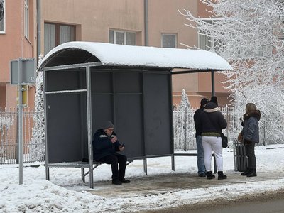 Зупинка громадського транспорту "Міська поліклініка №5" на вулиці Щербанюка, 34 Зупинка громадського транспорту "Міська поліклініка №5" на вулиці Щербанюка, 34
