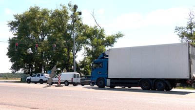 Вантажівки на стопі: на Черкащині через спеку обмежують рух великовагового транспорту Вантажівки на стопі: на Черкащині через спеку обмежують рух великовагового транспорту