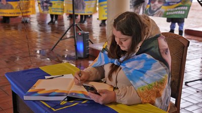 У Новоукраїнці на Кіровоградщині під час акції-нагадування презентували "Книгу надії, віри та любові" У Новоукраїнці на Кіровоградщині під час акції-нагадування презентували "Книгу надії, віри та любові"