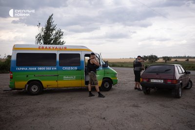 Волонтери благодійного фонду "Схід SOS" допомагає евакуювати жителів прифронтової Межової на Дніпропетровщині, 17 липня 2025 року