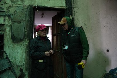 Коли в сумській п’ятиповерхівці, пошкодженій “шахедом”, закриють діру в даху Коли в сумській п’ятиповерхівці, пошкодженій “шахедом”, закриють діру в даху