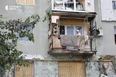 "Спочатку я виніс дитину, потім побіг гасити": мешканець багатоповерхівки про атаку РФ на Одесу 1 червня "Спочатку я виніс дитину, потім побіг гасити": мешканець багатоповерхівки про атаку РФ на Одесу 1 червня