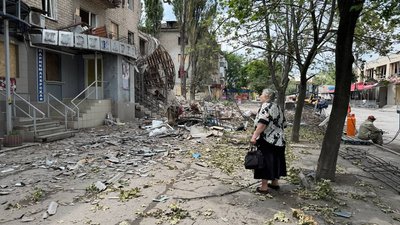 Світлана дивиться на свою розбиту квартиру Краматорськ Донецька область 25 червня 2025 рік Світлана дивиться на свою розбиту квартиру Краматорськ Донецька область 25 червня 2025 рік