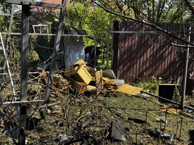 Знищені вулики та свердловина: російський БпЛА пошкодив оселі у Садівській громаді Знищені вулики та свердловина: російський БпЛА пошкодив оселі у Садівській громаді