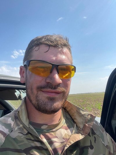 "У мене маленька баночка осколків", — історія військового сапера Юрія Кучера, який рік тому підірвався на міні "У мене маленька баночка осколків", — історія військового сапера Юрія Кучера, який рік тому підірвався на міні