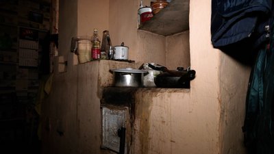 "Наливаємо воду влітку, зимою ми не миті": як понад 3 роки жителька Чернігівщини із сином та онуком живуть у гаражі "Наливаємо воду влітку, зимою ми не миті": як понад 3 роки жителька Чернігівщини із сином та онуком живуть у гаражі