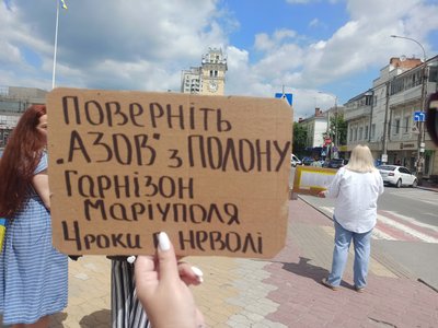 Учасники акції приходять у середмістя із банерами та портретами героїв, 19 червня 2026 року, Хмельницький Учасники акції приходять у середмістя із банерами та портретами героїв, 19 червня 2026 року, Хмельницький