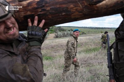 Морський піхотинець з позивним "Кухар", який сам колись подолав "смуги морпіха", допомагає нині інструктувати інших бійців Морський піхотинець з позивним "Кухар", який сам колись подолав "смуги морпіха", допомагає нині інструктувати інших бійців