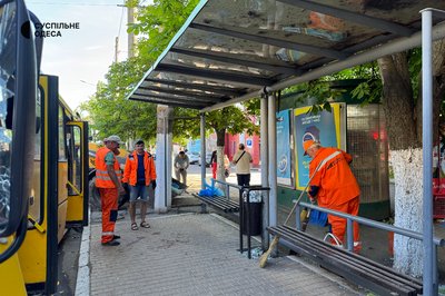 Ранковий дроновий удар по Одесі: поранені троє людей, пошкоджено маршрутку та зупинку Ранковий дроновий удар по Одесі: поранені троє людей, пошкоджено маршрутку та зупинку