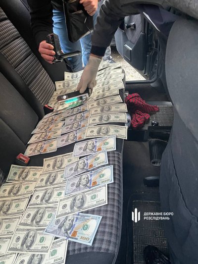 Хабар у розмірі 5000 доларів: в Одеській області затримали поліцейського Хабар у розмірі 5000 доларів: в Одеській області затримали поліцейського