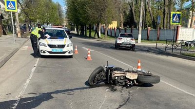 У Хмельницькому поліцейські встановлюють обставини ДТП, у якій травмувався 34-річний мотоцикліст, 3 травня 2026 року У Хмельницькому поліцейські встановлюють обставини ДТП, у якій травмувався 34-річний мотоцикліст, 3 травня 2026 року