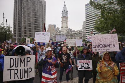 У США люди почали виходити на протести проти "військового параду Трампа"