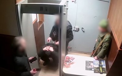 Чоловік стоїть на колінах в приміщенні одного з районних ТЦК Харкова Чоловік стоїть на колінах в приміщенні одного з районних ТЦК Харкова