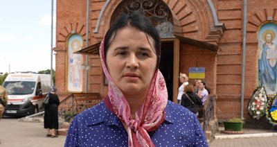 Галина Шпулак прийшла до храму попрощатися з загиблим захисником Галина Шпулак прийшла до храму попрощатися з загиблим захисником