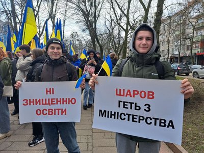 Протест студентів у Житомирі: студенти Поліського університету збираються на пікет у Київ Протест студентів у Житомирі: студенти Поліського університету збираються на пікет у Київ