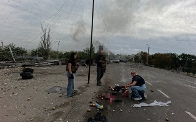 «Підбігла й побачила, що у нього немає ноги». Журналістка Суспільне Дніпро допомогла пораненому після удару РФ «Підбігла й побачила, що у нього немає ноги». Журналістка Суспільне Дніпро допомогла пораненому після удару РФ