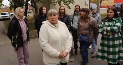 В Охтирці батьки вихованців дитячого садочка вийшли на пікет проти скорочення у закладі В Охтирці батьки вихованців дитячого садочка вийшли на пікет проти скорочення у закладі