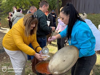 Приготували близько 200 літрів. У Дніпрі пройшло свято — День українського борщу Приготували близько 200 літрів. У Дніпрі пройшло свято — День українського борщу