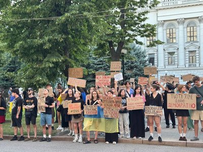 "Рада завтра на роботу". Дніпро мітингує проти закону щодо НАБУ та САП: день третій "Рада завтра на роботу". Дніпро мітингує проти закону щодо НАБУ та САП: день третій