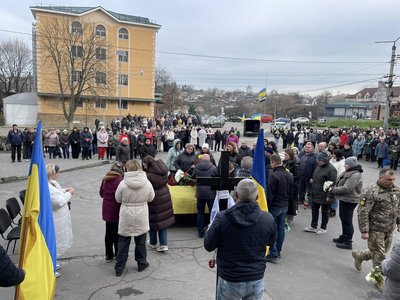 Два роки вважали зниклим безвісти: на Черкащині попрощалися із захисником Два роки вважали зниклим безвісти: на Черкащині попрощалися із захисником