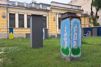 "Щоб простір був яскравішим". У Дніпрі розмальовують "бронежилети" кам’яних баб "Щоб простір був яскравішим". У Дніпрі розмальовують "бронежилети" кам’яних баб