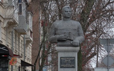 У Полтаві демонтують постамент, на якому стояло погруддя Ватутіну У Полтаві демонтують постамент, на якому стояло погруддя Ватутіну