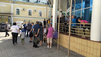 "Виїжджали між КАБами": як евакуюють жителів прикордоння Сумщини "Виїжджали між КАБами": як евакуюють жителів прикордоння Сумщини