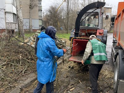 "Страшно, але працювати треба". Як під постійними обстрілами працюють херсонські комунальники "Страшно, але працювати треба". Як під постійними обстрілами працюють херсонські комунальники