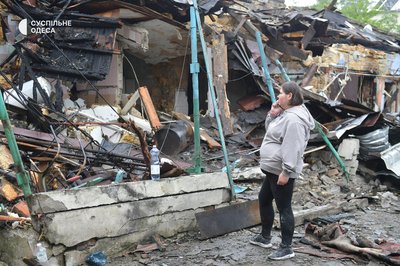 "Якби я там лежала, то мене б вже не було": РФ ударила по житловим будинкам Одеси в ніч на 1 червня "Якби я там лежала, то мене б вже не було": РФ ударила по житловим будинкам Одеси в ніч на 1 червня
