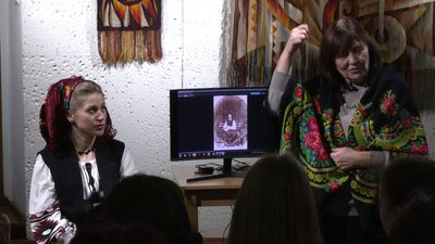 "Хустка міняє жінку": у Рівному навчали зав'язувати традиційний жіночий убір