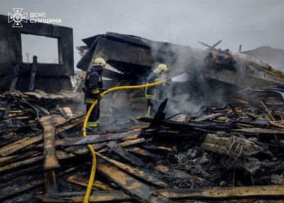 У Сумському районі через російський удар виникла масштабна пожежа У Сумському районі через російський удар виникла масштабна пожежа