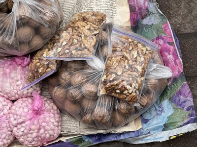 "В цьому році горіхів мало": за скільки купують і продають волоські у Сумах "В цьому році горіхів мало": за скільки купують і продають волоські у Сумах