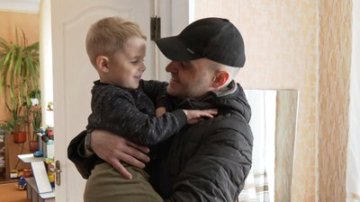 Експолонений боєць 36-ї бригади морської піхоти Сергій Смирнов зустрівся із родиною на Волині Експолонений боєць 36-ї бригади морської піхоти Сергій Смирнов зустрівся із родиною на Волині