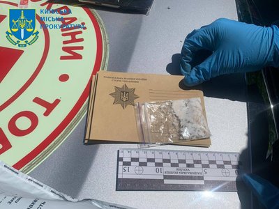 Зловживання з гумдопомогою і посвідченнями волонтерів: під підозрою подружжя ексспівробітників Червоного Хреста з Києва Зловживання з гумдопомогою і посвідченнями волонтерів: під підозрою подружжя ексспівробітників Червоного Хреста з Києва