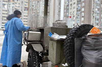 "Заходжу взяти окріп": як жителі столичної Троєщини гріються в наметовому містечку "Заходжу взяти окріп": як жителі столичної Троєщини гріються в наметовому містечку