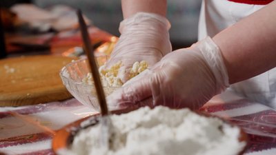 "Кулінарний спадок": як готують за бабусиним рецептом на Рівненщині тушковану капусту з картопляними кнедлями "Кулінарний спадок": як готують за бабусиним рецептом на Рівненщині тушковану капусту з картопляними кнедлями