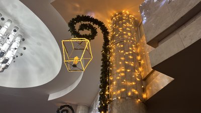 Святкова прикраса на станції метро "Університет" у Харкові Святкова прикраса на станції метро "Університет" у Харкові
