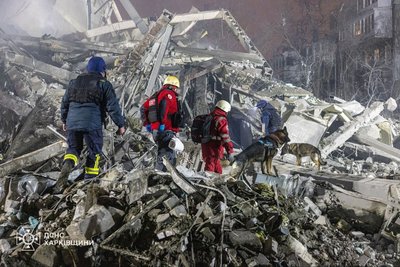 Рятувальники та кінологи на завалах зруйнованої багатоповерхівки у центрі Харкова, 2 січня 2026 року Рятувальники та кінологи на завалах зруйнованої багатоповерхівки у центрі Харкова, 2 січня 2026 року